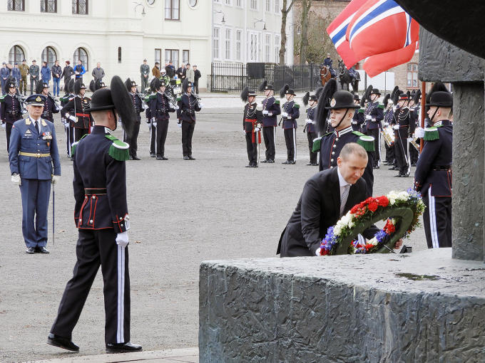 President Guðni Th. Jóhannesson legger ned krans ved Nasjonalmonumentet på Akershus festning. Foto: Sven Gj. Gjeruldsen, Det kongelige hoff.